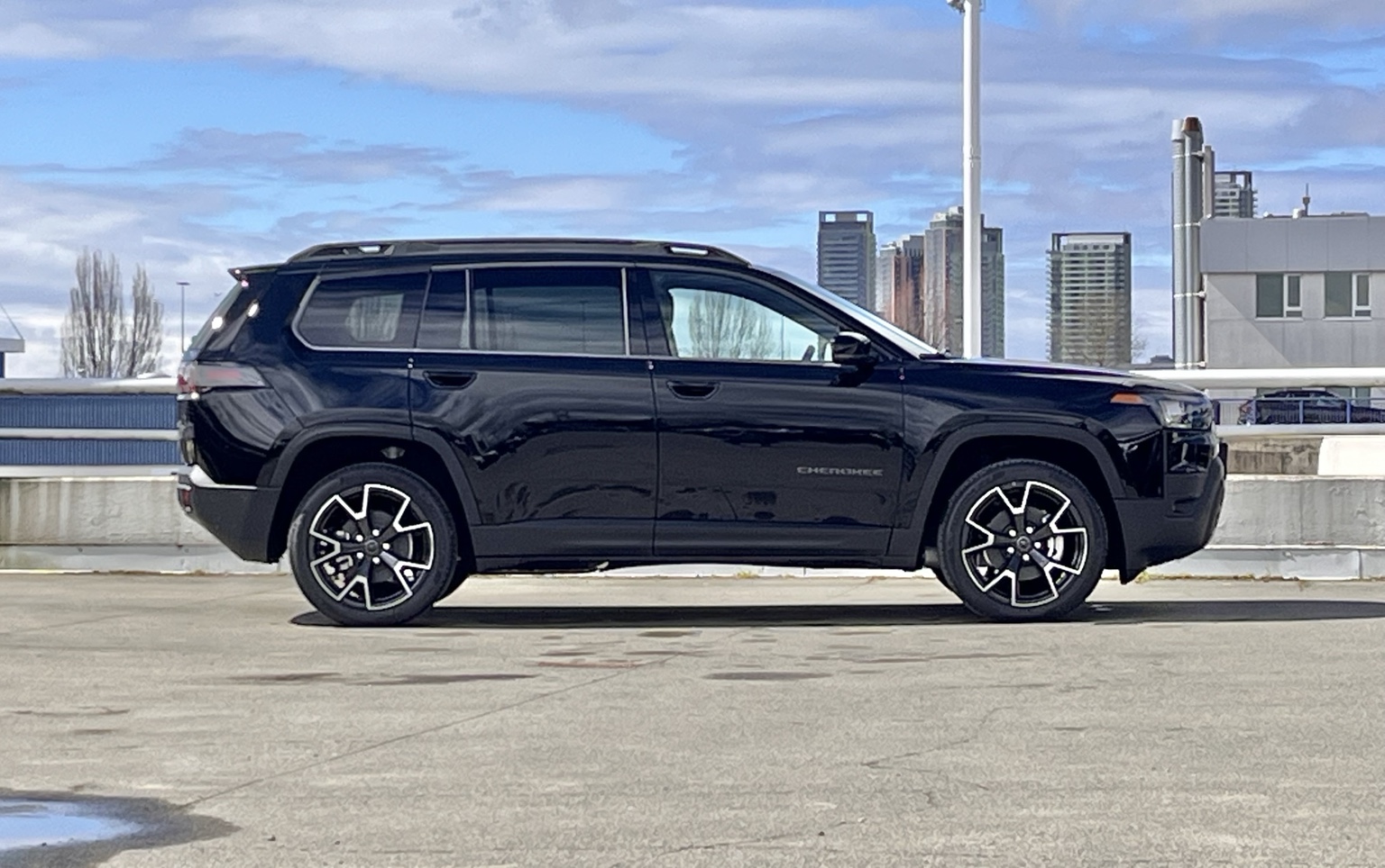 2026 Jeep Cherokee Overland side view